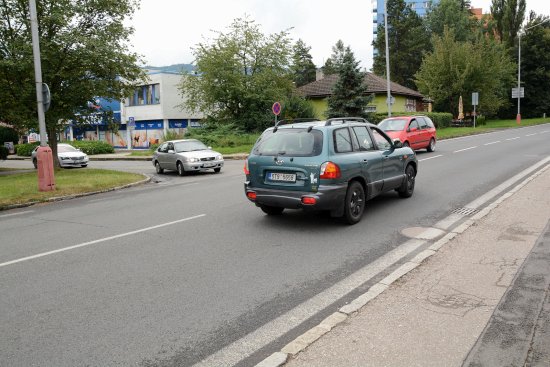 Radnice si nechala zpracovat studii, která má posoudit, zda by se frekventovaná křižovatka ulic Záhumenní a Kpt. Jaroše mohla změnit v kruhový objezd.
FOTO: D. MACHÁČEK