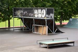 Opravit poničené překážky ve skateparku svépomocí místní skejťáci nemohou. Chtějí proto využít participativního rozpočtu.
FOTO: DAVID MACHÁČEK