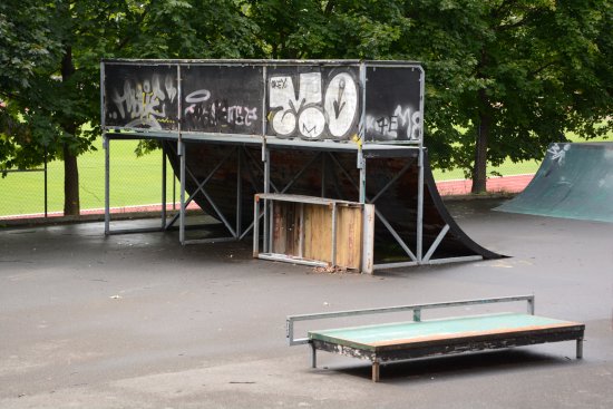 Opravit poničené překážky ve skateparku svépomocí místní skejťáci nemohou. Chtějí proto využít participativního rozpočtu.
FOTO: DAVID MACHÁČEK