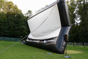 Rozměrné promítací plátno se letos na louce u koupaliště nafouklo celkem 11x. Návštěvnost letního kina byla ale slabší.
FOTO: D. MACHÁČEK