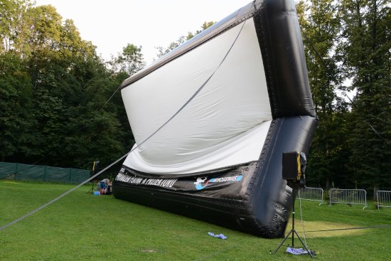 Rozměrné promítací plátno se letos na louce u koupaliště nafouklo celkem 11x. Návštěvnost letního kina byla ale slabší.
FOTO: D. MACHÁČEK