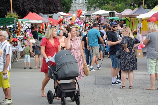 Během pouťového víkendu se centrum Kopřivnice opakovaně zaplnilo lidmi. Ti si připravený kulturní program i další tradiční součásti pouťových oslav užili prakticky bez omezení.
FOTO: DAVID MACHÁČEK