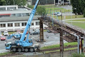 Výluku na železniční trati mezi Příborem a Štramberkem využila Tatra Trucks k demontáži technologického mostu za budovou dnešní radnice.
FOTO: DAVID MACHÁČEK