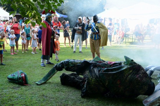 V rámci programu pohádkového odpoledne v režii vlčovických hasičů došlo i na výpravné představení, které vyvrcholilo osvobozením princezny.
FOTO: DAVID MACHÁČEK