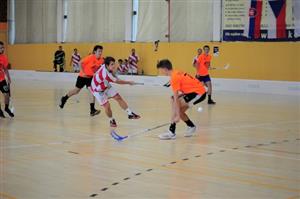 Jakub Kostelník (v pruhovaném dresu) byl se šesti kanadskými body spolu s Ondřejem Kubátkem nejlépe bodujícím kopřivnickým hráčem turnaje.
FOTO: KRISTINA ČABLOVÁ