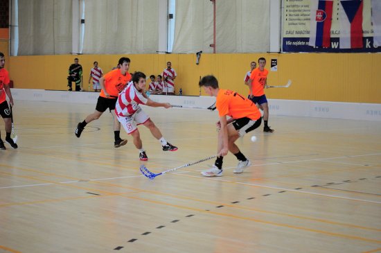 Jakub Kostelník (v pruhovaném dresu) byl se šesti kanadskými body spolu s Ondřejem Kubátkem nejlépe bodujícím kopřivnickým hráčem turnaje.
FOTO: KRISTINA ČABLOVÁ