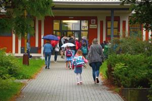 První den nového školního roku poznamenala protiepidemická opatření. Slavnostní vítání prvňáčků proběhlo s omezeními.
FOTO: DAVID MACHÁČEK