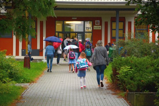 První den nového školního roku poznamenala protiepidemická opatření. Slavnostní vítání prvňáčků proběhlo s omezeními.
FOTO: DAVID MACHÁČEK