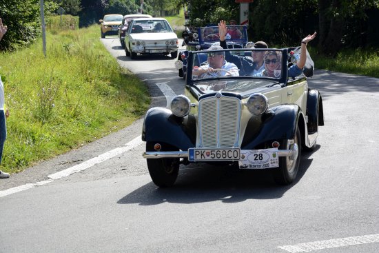 Spanilá jízda účastníků 51. ročníku Mezinárodní Tatra veterán rallye Beskydy projela v sobotu Kopřivnicí. Kolona víc jak stovky historických vozů Tatra včetně 11 náklaďáků ve městě svého zrodu tentokrát nezastavila.
FOTO: D. MACHÁČEK