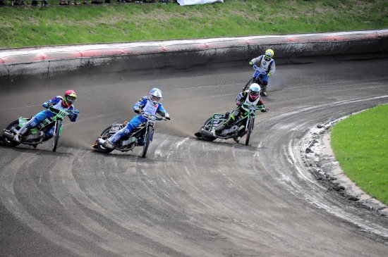 Kopřivnický jezdec Jan Macek (vpravo) se snaží předjet závodníky Markéty Praha, v pozadí je druhý reprezentant Walba Radek Bambuch.
FOTO: KRISTINA ČABLOVÁ