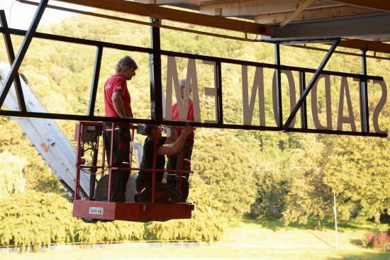 V polovině minulého týdne proběhla instalace nového nápisu na tribunu letního stadionu, ten už nyní viditelně nese jméno Emila Zátopka.
FOTO: DAVID MACHÁČEK