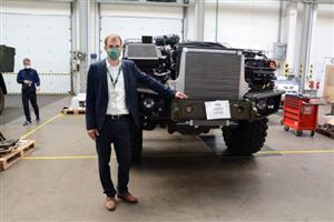 Ředitel kopřivnické zbrojovky Tomáš Mohapl u prvního obrněnce TITUS, který vzniká v České republice. 
FOTO: D. MACHÁČEK