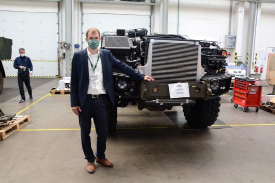 Ředitel kopřivnické zbrojovky Tomáš Mohapl u prvního obrněnce TITUS, který vzniká v České republice. 
FOTO: D. MACHÁČEK
