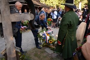 Uložení popela Dany Zátopkové se na Valašském Slavíně účastnily stovky lidí. Kromě olympioniků i starostové měst na startu a v cíli Běhu rodným krajem EZ. 
FOTO: D. MACHÁČEK