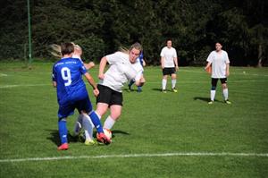 V prvním utkání kopřivnické dorostenky utržily vysokou porážku 0:16, s Frýdkem-Místkem však remizovaly (Kopřivnice v bílých dresech) 5:5. 
FOTO: KRISTINA ČABLOVÁ