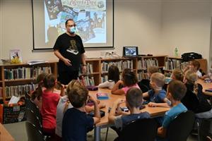 Spisovatel a scenárista Jiří Walker Procházka vedl v místní knihovně seminář, ve kterém si děti vyzkoušely práci kriminalistů i literátů.
FOTO: DAVID MACHÁČEK