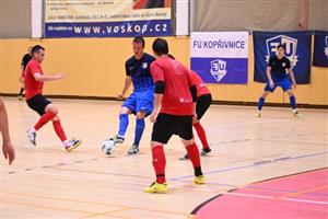 Hráč FU Kopřivnice Jiří Závodný (s míčem) poslal zápas do prodloužení, vítězství a postup do celostátního finále ale nakonec slavil soupeř.
FOTO: KRISTINA ČABLOVÁ