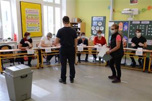 Hlasování v krajských volbách provázela minulý týden zvýšená hygienická opatření. Ani ta ale voliče neodradila od vyjádření jejich vůle. Účast voličů byla dokonce vyšší než před čtyřmi lety.
FOTO: DAVID MACHÁČEK