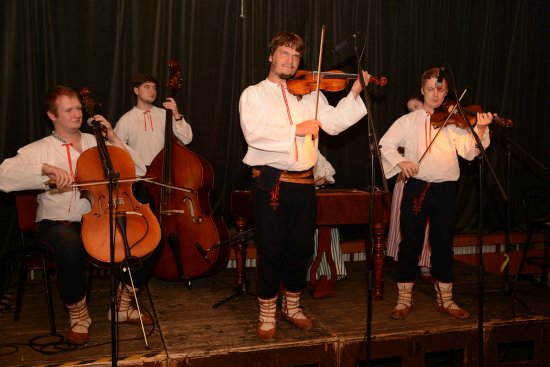 Na delší dobu zřejmě poslední koncert v Kopřivnici odehrála v pátek 2. října cimbálová muzika Pramínky na půdě baru Queens.
FOTO: DAVID MACHÁČEK