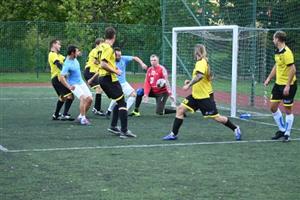 V zápase mezi prvním a druhým týmem Oblastního přeboru v malém fotbale zvítězili hráči 1.FC Bari nad Lokomotivou Gangsters 2:1.
FOTO: KRISTINA ČABLOVÁ