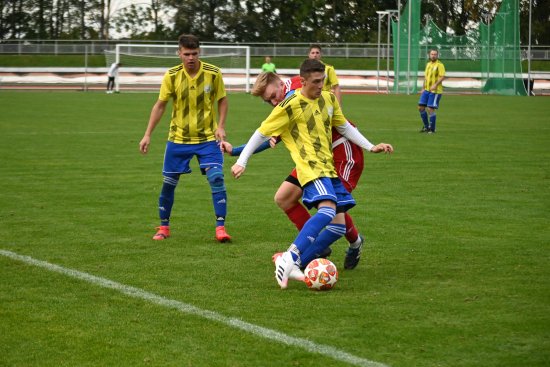 Kopřivnický fotbalista Adam Kelnar (u míče) se  v 76. min. podílel na jediné brance týmu v domácím utkání proti Jeseníku nad Odrou.