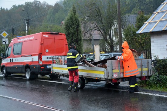 Hasiči ve Vlčovicích vysbírali v sobotu 17. října desítky tun železného šrotu a dalších surovin, které jim přichystali jejich sousedé.
FOTO: D. HOĎÁKOVÁ