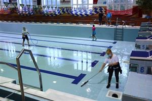 Z ekonomických důvodů došlo k vypuštění bazénové vany krytého bazénu v Kopřivnici. Čas do znovuotevření bude využit k dezinfekci a k realizaci dílčích oprav, které nelze provést za provozu.
FOTO: DAVID MACHÁČEK