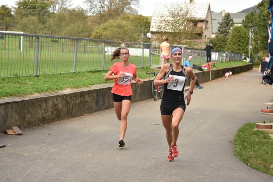 Anna Slívová (vlevo) z BK Kopřivnice vyhrála kategorii juniorek, Darina Krausová (AK EZ) byla třetí v ženách od 35 let.
FOTO: J. HARAŠTA