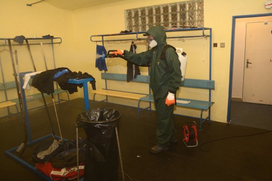 Důkladnou dezinfekcí prošly v minulém týdnu také kabiny místních hokejistů. Provedená opatření mají být účinná nejméně další dva týdny.
FOTO: DAVID MACHÁČEK