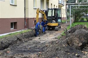 Pracovníci firmy Japstav Morava rekonstruují chodník za bytovým domem č. p. 874–6 na ulici Obránců míru. Nový chodník by měl být hotov do konce listopadu.
FOTO: DANA HOĎÁKOVÁ