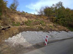 V minulém týdnu nechalo město odbagrovat zeminu ze sesutého svahu ve Větřkovicích, aby došlo k znovurozšíření komunikace.
FOTO: DANA HOĎÁKOVÁ