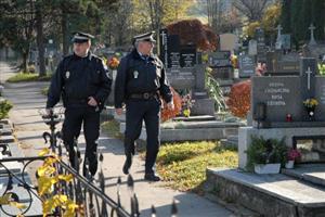 S nadcházejícím svátkem zesnulých častěji kontrolují městští strážníci hřbitovy nejen v Kopřivnici, ale i v místních částech a ve Štramberku.
ILUSTRAČNÍ FOTO: DAVID MACHÁČEK