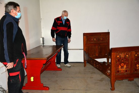 Nábytek z domácnosti Zátopkových je od minulého týdne uložen v prostorách radnice. V budoucnu by se měl stát součástí nové expozice v Lašském muzeu.
FOTO: D. HOĎÁKOVÁ