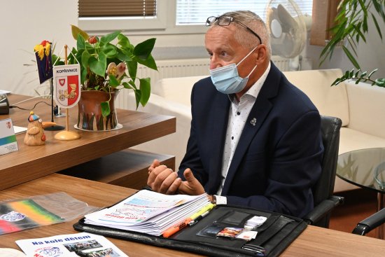 Zakladatel nadace Na kole dětem Josef Zimovčák se setkal se starostou města Miroslavem Kopečným, aby naplánovali zastávku cyklotour Na kole dětem v Kopřivnici také v roce 2021.
FOTO: K. ČABLOVÁ