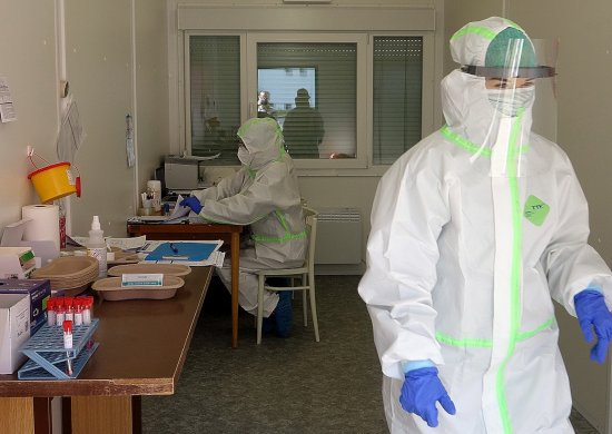 Odběrové místo v novojičínské nemocnici rozšířilo provozní dobu i o víkendy a svátky. Denně odbaví až 200 klientů.
FOTO: AGEL NOVÝ JIČÍN