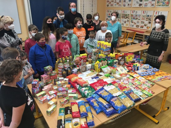 V říjnu proběhla ve zdejší ZŠ Floriána Bayera tradiční potravinová sbírka. Žáci, jejich rodiče a učitelé dali dohromady přes 90 kg trvanlivých potravin.
FOTO: ZŠ F. BAYERA