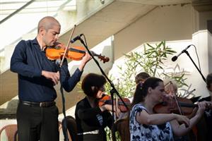 Houslista Dennis Schneiderka bude dnes večer jedním z hostů koncertu mladých talentů, který Janáčkova filharmonie Ostrava bude streamovat on-line.
FOTO: D. MACHÁČEK