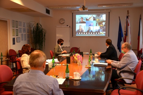Letos netradičně prostřednictvím videokonference Kopřivnice obhajovala, že realizuje předepsaná kritéria udržitelného rozvoje a patří mezi města, která splňují kategorii B. Podle hodnotitelů má našlápnuto do nejvyšší kategorie.
FOTO: DANA HOĎÁKOVÁ