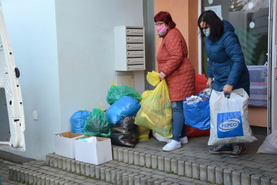 Ve škole v Lubině probíhala v rámci projektu Laskavec sbírka šatstva, hraček a dalších věcí, které přinesli i obyvatelé místní části.
FOTO: D. HOĎÁKOVÁ
