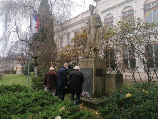 Ve středu 11. listopadu v 11 hodin proběhl u pomníku padlých pietní akt v rámci připomínky Dne válečných veteránů.
FOTO: LUCIE MACHÁČKOVÁ