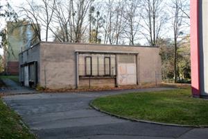 Výměník na ulici Erbenově zřejmě zůstane v majetku města. Jednou z překážek jeho prodeje je jeho dopravní dostupnost a nedostatek parkování v okolí.
FOTO: DAVID MACHÁČEK