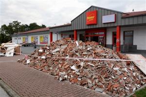 To, že interiér prodejny Penny market na ulici Husově prochází větší proměnou, bylo zřejmé i z množství stavební sutě před budovou.
FOTO: DAVID MACHÁČEK