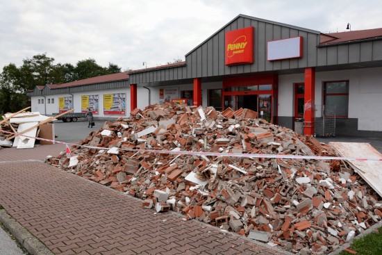 To, že interiér prodejny Penny market na ulici Husově prochází větší proměnou, bylo zřejmé i z množství stavební sutě před budovou.
FOTO: DAVID MACHÁČEK