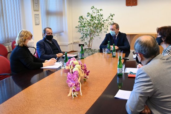 Kopřivnice se už potřetí uchází o Národní cenu za společenskou odpovědnost. Na konci minulého týdne přijeli hodnotitelé posoudit aktivity města v této oblasti.
FOTO: DANA HOĎÁKOVÁ