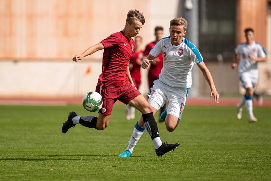 Karel Michlík (vpravo) oblékl poprvé reprezentační dres, začátkem září nastoupil za národní výběr U17 proti týmu AC Sparta Praha U19.
FOTO: JAKUB PLÁTENÍK