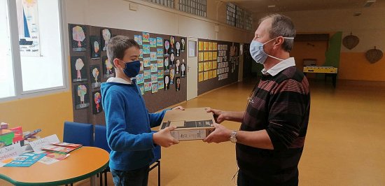 Ředitel ZŠ sv. Zdislavy předává jeden ze čtyř notebooků zapůjčených rotariány, které mají žákům usnadnit výuku. 
FOTO: D. MONSPORT