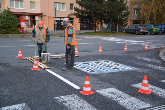 Před čištěním komunikací bylo obnoveno nebo nově nastříkáno vodorovné dopravní značení. Jeho cílem je zvýšení bezpečnosti dopravy ve městě.
FOTO: DANA HOĎÁKOVÁ
