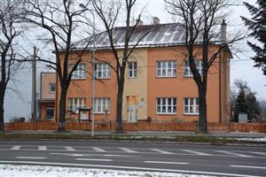 Za 120 let své existence budova školy doznala řadu změn. Nejnovější investicí v letošním roce byla instalace nového oplocení.
FOTO: DAVID MACHÁČEK