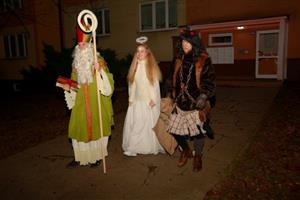 Hromadné akce letos mikulášské oslavy v Kopřivnici neprovázely. Na jednotlivé družiny svatého Mikuláše ale bylo možné minulou sobotu tu a tam v ulicích města narazit.
FOTO: DAVID MACHÁČEK