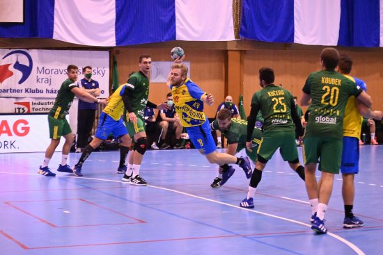 Obrana Maloměřic nechala kopřivnickou spojku Marka Bukovského úplně osamoceného a umožnila mu skórovat. V zápase se trefil celkem třikrát.
FOTO: KRISTINA ČABLOVÁ